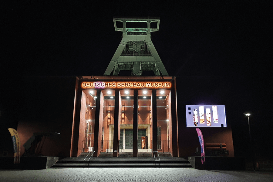 Bergbau Museum bei Nacht beleuchtet