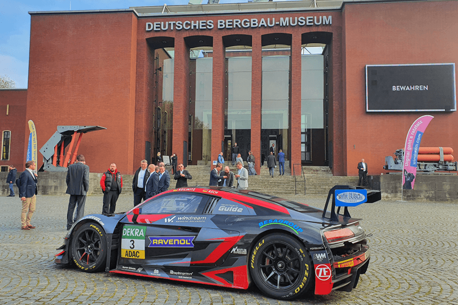 Rennauto steht vorm Bergbau Museum